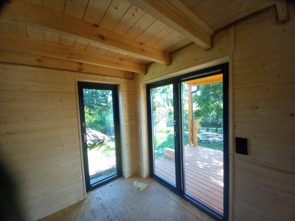 okna w drewnianym domku