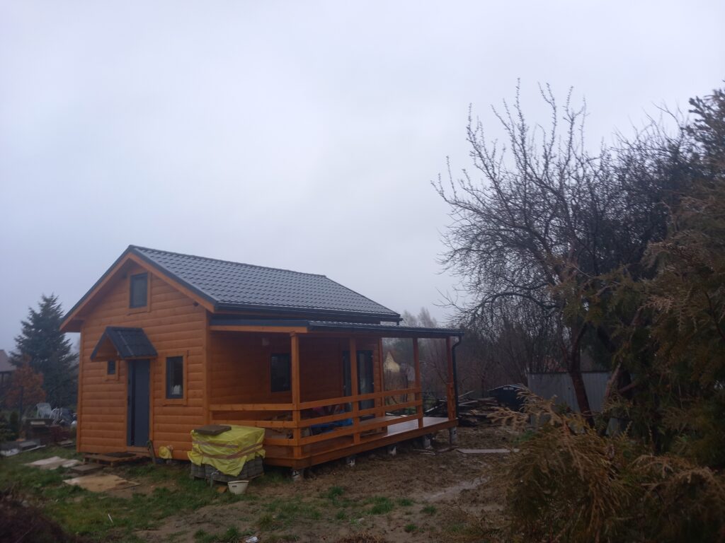 malowanie drewnianego domku