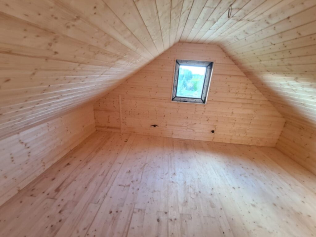 drewniany dom w środku